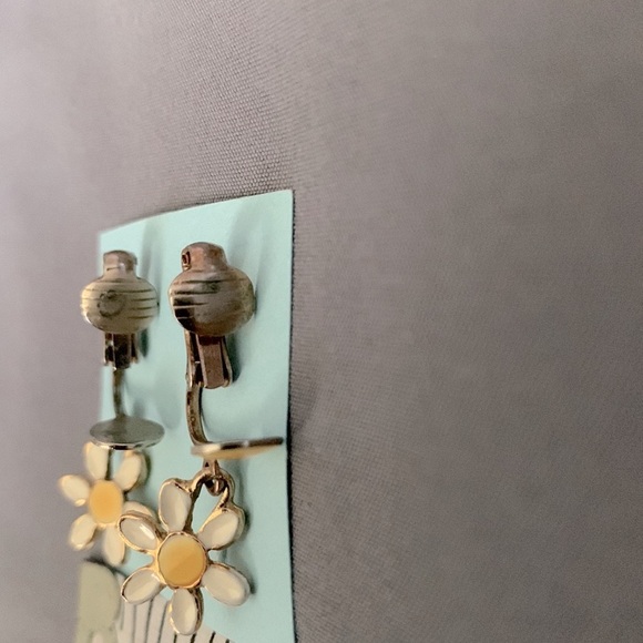 Vintage MCM clip on earrings - Picture 4 of 4